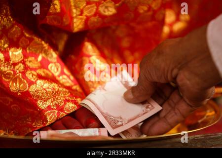 Kathmandu, Nepal. 22nd maggio, 2023. Il 22 maggio 2023, a Lalitpur, Nepal. Un uomo si inchina e offre alla dea vivente 'Kumari' di Lalitpur, Patan, mentre rimane seduto nel suo trono durante l'ultimo giorno del mese-lungo festa di processione dei carri della divinità 'Rato Machhindranath'. Il festival della processione dei carri "Rato Machhindranath" è una processione di carri di un mese che si svolge intorno alle strette strade locali di Patan. Nel frattempo, è venerato come il dio della pioggia e del raccolto. (Foto di Abhishek Maharjan/Sipa USA) Credit: Sipa USA/Alamy Live News Foto Stock