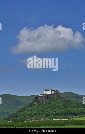 Castello medievale di Fuzer in Zemplen montagne, nord est Ungheria, verticale Foto Stock