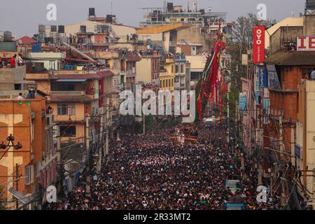 Kathmandu, Nepal. 22nd maggio, 2023. Il 22 maggio 2023, a Lalitpur, Nepal. I devoti tirano il carro o la divinità "Rato Machhindranath" nella strada locale di Patan durante l'ultimo giorno di un mese di festa di processione dei carri. Il festival della processione dei carri "Rato Machhindranath" è una processione di carri di un mese che si svolge intorno alle strette strade locali di Patan. Nel frattempo, è venerato come il dio della pioggia e del raccolto. (Foto di Abhishek Maharjan/Sipa USA) Credit: Sipa USA/Alamy Live News Foto Stock