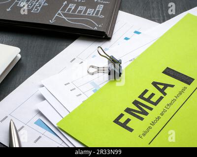 Stack di carta con modalità di errore FMEA, analisi degli effetti e penna. Foto Stock