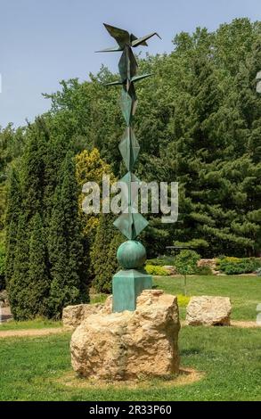 Monumento della pace di Crane al Giardino della Pace di Lyndale Park a Minneapolis, Minnesota USA. Foto Stock