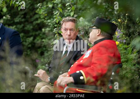 Chelsea, Londra, Regno Unito. 22nd maggio, 2023. Frank Gardner, corrispondente alla sicurezza della BBC, al RHS Chelsea Flower Show Press Day nel giardino di Horatio. Credit: Maureen McLean/Alamy Live News Foto Stock