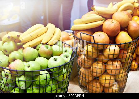 Cestino di frutta mele arance banane sul mercato Foto Stock