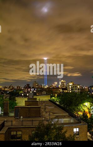 Vista del Tributo delle luci al World Trade Center - Lower Manhattan da una finestra a Williamsburg, Brooklyn. Settembre - 2022 Foto Stock