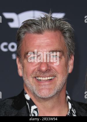 **FILE PHOTO** Ray Stevenson è passato via. HOLLYWOOD, CA - 10 OTTOBRE: Ray Stevenson, al primo mondiale della Marvel Studios' Thor: Ragnarok al Teatro El Capitan di Hollywood, California, il 10 ottobre 2017. Credito: Faye Sadou/MediaPunch Foto Stock