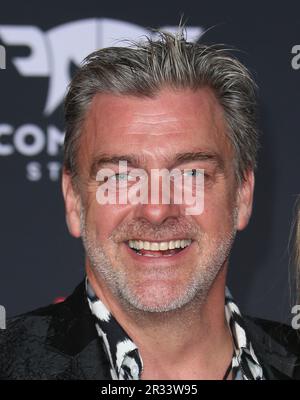 **FILE PHOTO** Ray Stevenson è passato via. HOLLYWOOD, CA - 10 OTTOBRE: Ray Stevenson, al primo mondiale della Marvel Studios' Thor: Ragnarok al Teatro El Capitan di Hollywood, California, il 10 ottobre 2017. Credito: Faye Sadou/MediaPunch Foto Stock