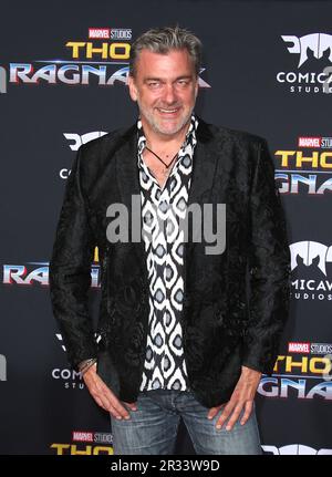 **FILE PHOTO** Ray Stevenson è passato via. HOLLYWOOD, CA - 10 OTTOBRE: Ray Stevenson, al primo mondiale della Marvel Studios' Thor: Ragnarok al Teatro El Capitan di Hollywood, California, il 10 ottobre 2017. Credito: Faye Sadou/MediaPunch Foto Stock