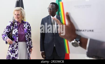 Dakar, Senegal. 22nd maggio, 2023. La principessa Astrid del Belgio e il primo ministro senegalese Amadou Ba hanno illustrato in un incontro ufficiale con il primo ministro, al Petit Palais, il primo giorno di una missione economica nella repubblica del Senegal, a Dakar, in Senegal, lunedì 22 maggio 2023. BELGA PHOTO BENOIT DOPPAGNE Credit: Belga News Agency/Alamy Live News Foto Stock