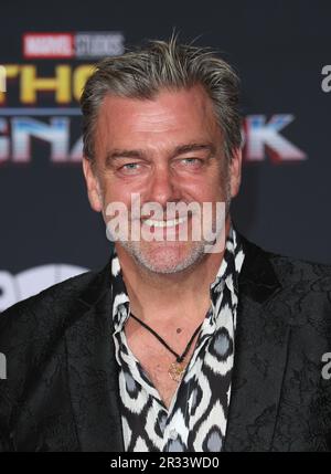 **FILE PHOTO** Ray Stevenson è passato via. HOLLYWOOD, CA - 10 OTTOBRE: Ray Stevenson, al primo mondiale della Marvel Studios' Thor: Ragnarok al Teatro El Capitan di Hollywood, California, il 10 ottobre 2017. Credito: Faye Sadou/MediaPunch Foto Stock