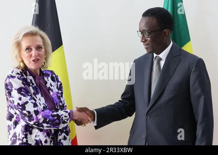 Dakar, Senegal. 22nd maggio, 2023. La principessa belga Astrid e il primo ministro senegalese Amadou Ba si stringono le mani in un incontro ufficiale con il primo ministro, al Petit Palais, il primo giorno di una missione economica nella repubblica del Senegal, a Dakar, in Senegal, lunedì 22 maggio 2023. BELGA PHOTO BENOIT DOPPAGNE Credit: Belga News Agency/Alamy Live News Foto Stock