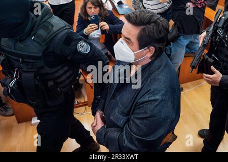 Pezinok, Slovacchia. 19th maggio, 2023. Marian Kocner, accusato di essere responsabile per l'omicidio di Jan Kuciak camminando nella sala speciale del tribunale per ascoltare il verdetto finale. Marian Kocner è accusato di essere colui che ha ordinato l'omicidio del giornalista investigativo Jan Kuciak. Credit: SOPA Images Limited/Alamy Live News Foto Stock