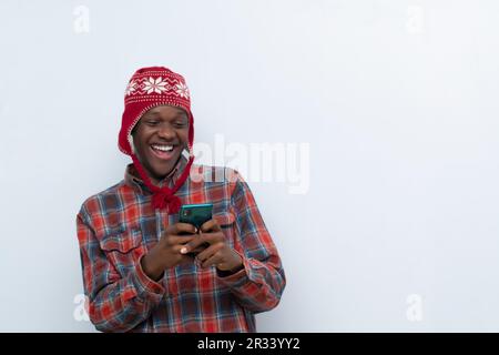giovane africano eccitato con la notizia che ha visto sul suo telefono Foto Stock