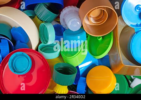Vari tappi a vite e tappi in plastica per il riciclaggio Foto Stock