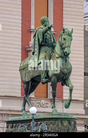 Belgrado, Serbia - 12 aprile 2021: Monumento al principe serbo Mihailo in Piazza della Repubblica nella capitale. Foto Stock