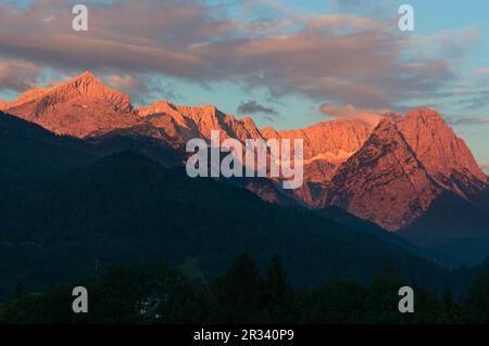 Guardare al Zugspitze, la montagna più alta in Germania Foto Stock