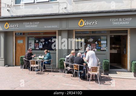 Persone che mangiano pesce e patatine fuori dal negozio di Oliver a Redcar, North Yorkshire, Inghilterra, Regno Unito Foto Stock