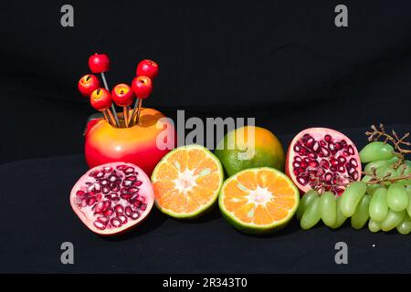 Frutta fresca all'arancia e al melograno, intera e mezza di frutta all'arancia Foto Stock