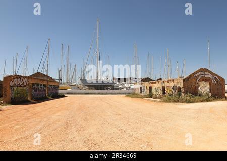 Graffiti coprì edifici in rovine, Lagos, Algarve, Portogallo Foto Stock