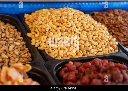 Noci arrosto in un mercato in vendita Foto Stock