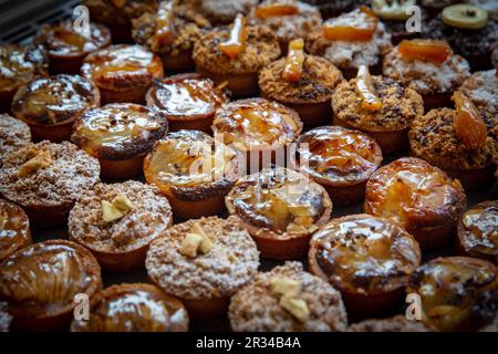 Un mazzo di noci appena fatte e tartine di cioccolato Foto Stock