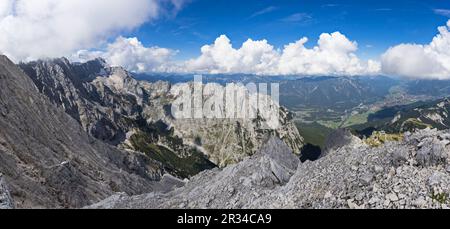 Guardare al Zugspitze, la montagna più alta in Germania Foto Stock