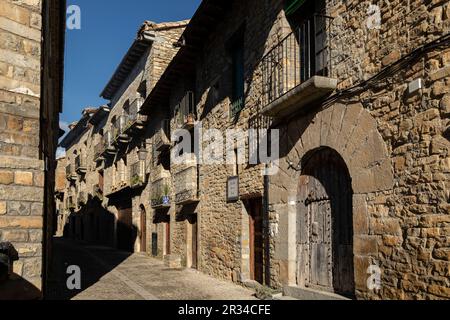 Calle tipica, Aínsa, Huesca, Aragón, cordillera de los Pirineos, Spagna. Foto Stock