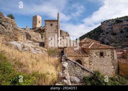 La Iglesia de San Miguel y torreón de origen islámico, Chaorna, Soria, Comunidad Autónoma de Castilla y León, Spagna, Europa. Foto Stock