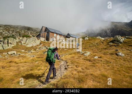 Refugio des Estagnous, valle de Valier -Riberot-, Parque Natural Regional de los Pirineos de Ariège, cordillera de los Pirineos, Francia. Foto Stock