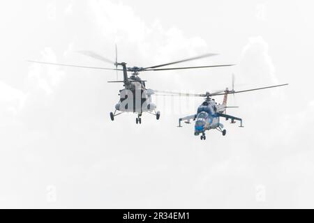 Mi-171 & mi-24 Hind al Caslav Air Show 2023 a Caslav, Repubblica Ceca Foto Stock