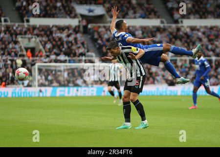 Newcastle, Regno Unito. 22nd maggio 2023Leicester Youri Tielemans della città sfida per un header con Fabian Schar del Newcastle United durante la partita della Premier League tra Newcastle United e Leicester City a St. James's Park, Newcastle, lunedì 22nd maggio 2023. (Foto: Mark Fletcher | NOTIZIE MI) Credit: NOTIZIE MI & Sport /Alamy Live News Foto Stock