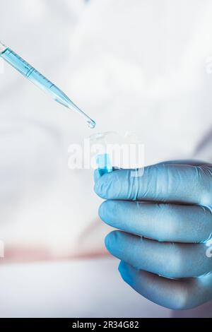 Scienziato in laboratorio chimico Foto Stock