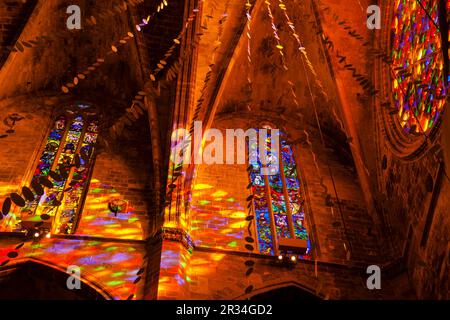 Giochi di luce provocata dal rosone maggiore, Cattedrale di Mallorca , 13th ° secolo, monumento storico-artistico, Palma, maiorca, isole baleari, spagna, europa. Foto Stock