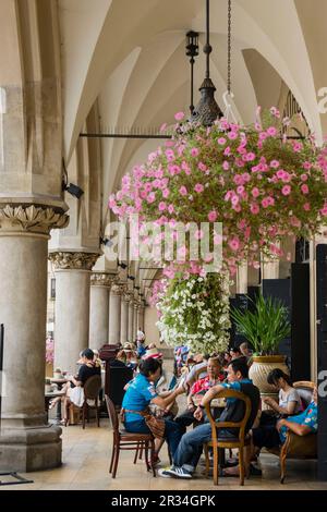 Cafeterias de Sukiennice,Rynek Gówny , plaza del mercado, Cracovia , voivodato de Pequeña Polonia,Polonia, Europa dell'Est. Foto Stock