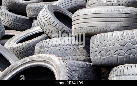 Discarica industriale per il riciclaggio di pneumatici usati e pneumatici in gomma. Vecchi pneumatici usati. Uno scarico pieno di pneumatici usati per auto. Il concetto di riciclaggio e. Foto Stock