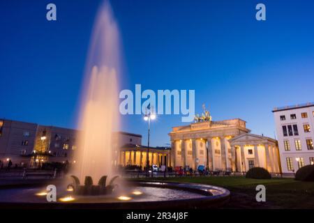 Porta di Brandeburgo dell'architetto Carl Gotthard Langhans, Berlino, Germania, europa. Foto Stock