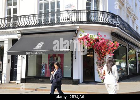 Installazioni floreali sul tema di 'Into the Wild' in Lowndes Street per Belgravia in Bloom 2023, in coincidenza con il Chelsea Flower Show, a SW London, Regno Unito Foto Stock