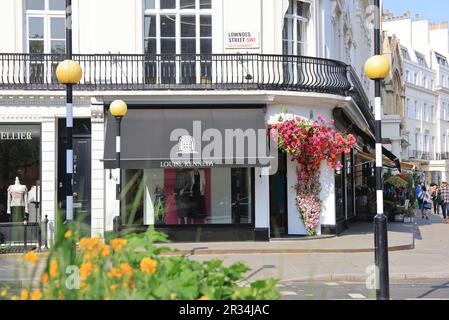 Installazioni floreali sul tema di 'Into the Wild' in Lowndes Street per Belgravia in Bloom 2023, in coincidenza con il Chelsea Flower Show, a SW London, Regno Unito Foto Stock