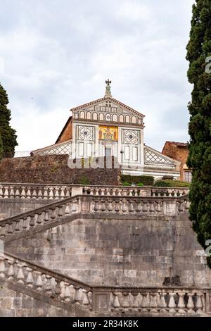 San Miniato al Monte è una basilica di Firenze che domina la città. Una delle più belle strutture romaniche della Toscana e le chiese più suggestive Foto Stock