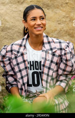 Londra, Regno Unito. 22 maggio 2023. Scegli l'ambasciatore dell'amore Vick Hope alla mostra Choose Love Garden al giorno della stampa del RHS Chelsea Flower Show nei terreni del Royal Hospital Chelsea. Lo spettacolo si svolge fino al 27 maggio 2023. Credit: Stephen Chung / Alamy Live News Foto Stock