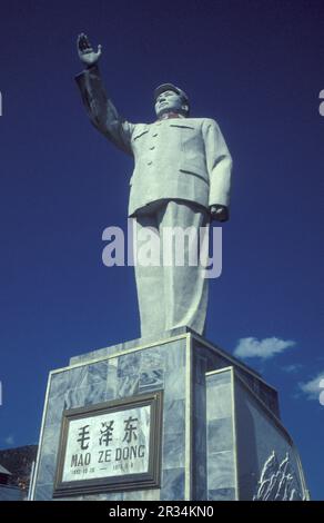 La statua di Mao Tsetung nella città di Lijiang nella provincia di Yunnan in Cina nell'Asia orientale il 3 febbraio 1996. Cina, Yunnan, marzo 1996 Foto Stock