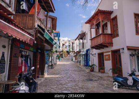 Bella strada nel centro storico di Kas con boutique al tramonto, Turchia - maggio 2023. Foto di alta qualità Foto Stock