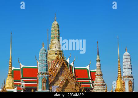 Tetto del tempio di Wat Phra Kaeo a Bangkok, Thailandia Foto Stock