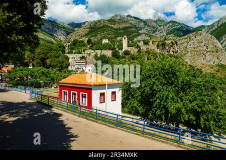 Castello medievale e bellissimo paesaggio nella città di Stari Bar, Montenegro. Foto Stock