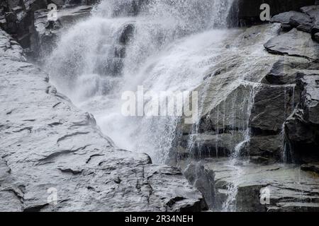 Cascada de Nérech, valle de Valier -Riberot-, Parque Natural Regional de los Pirineos de Ariège, cordillera de los Pirineos, Francia. Foto Stock