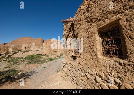 Fango e adobe architettura, Ifri kasbah, Ziz valle del fiume, montagne dell'Atlante, Marocco, Africa. Foto Stock