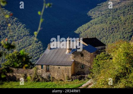 Casa tipica con chimenea de Brujas, Asín de Broto ,municipio de Broto, Sobrarbe,Huesca, Aragón, cordillera de los Pirineos, Spagna. Foto Stock