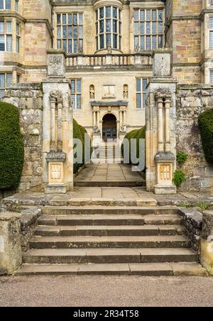 Stone gateway e passi per Fountains Hall in Yorkshire, Regno Unito Foto Stock