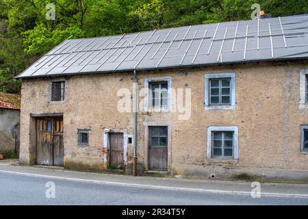 Questa casa colonica è stata intemperita e rappresenta una testimonianza silenziosa del passare del tempo Foto Stock