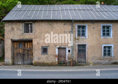 Questa casa colonica è stata intemperita e rappresenta una testimonianza silenziosa del passare del tempo Foto Stock