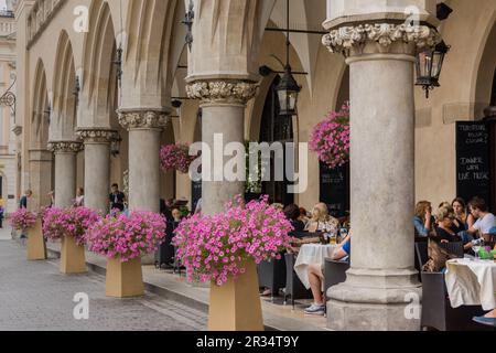 Cafeterias de Sukiennice,Rynek Gówny , plaza del mercado, Cracovia , voivodato de Pequeña Polonia,Polonia, Europa dell'Est. Foto Stock